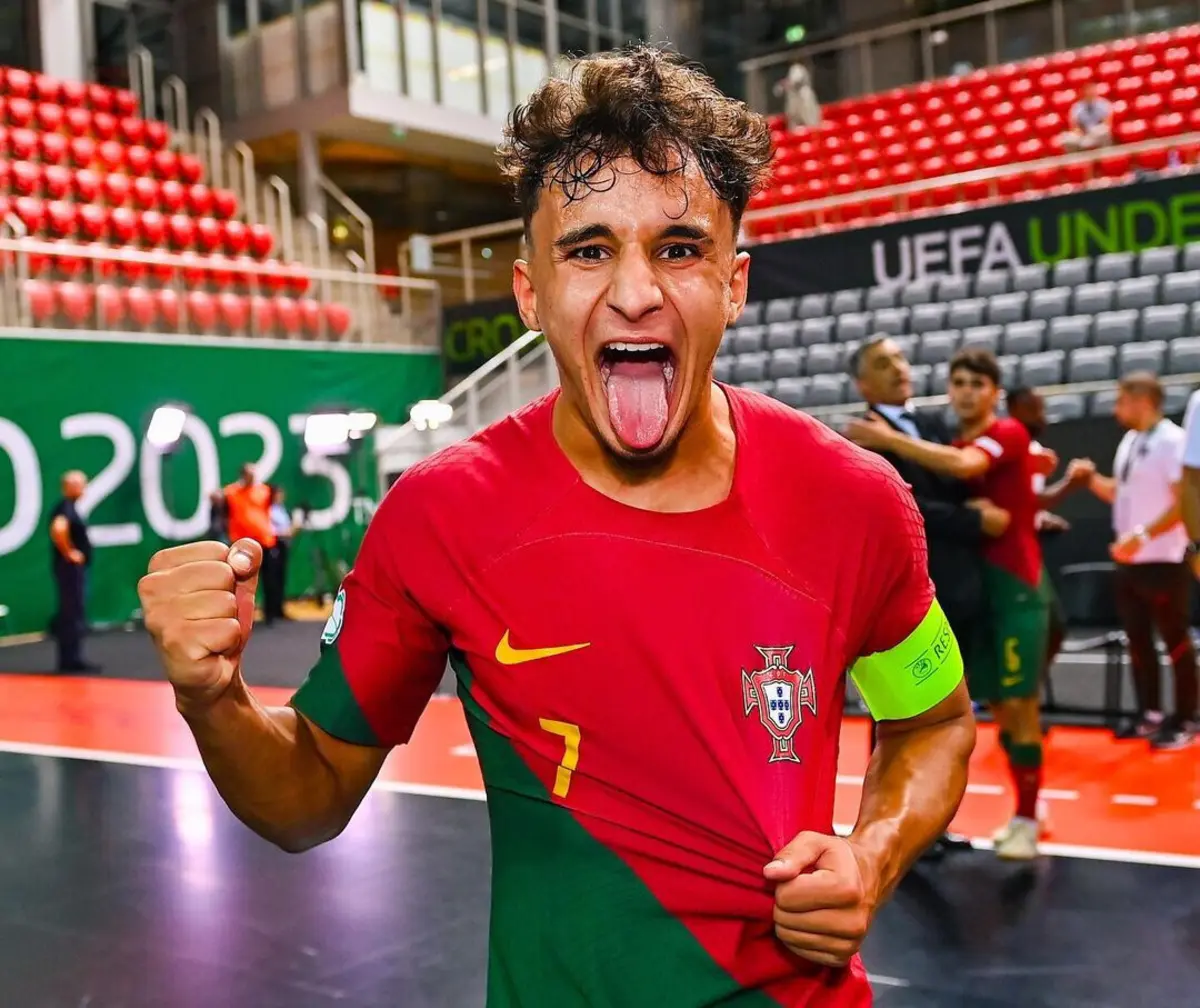 A ala do Benfica, de 20 anos, foi uma das figuras da inédita conquista por Portugal do Europeu de sub-19 em 2023, no qual foi o melhor marcador e o melhor jogador