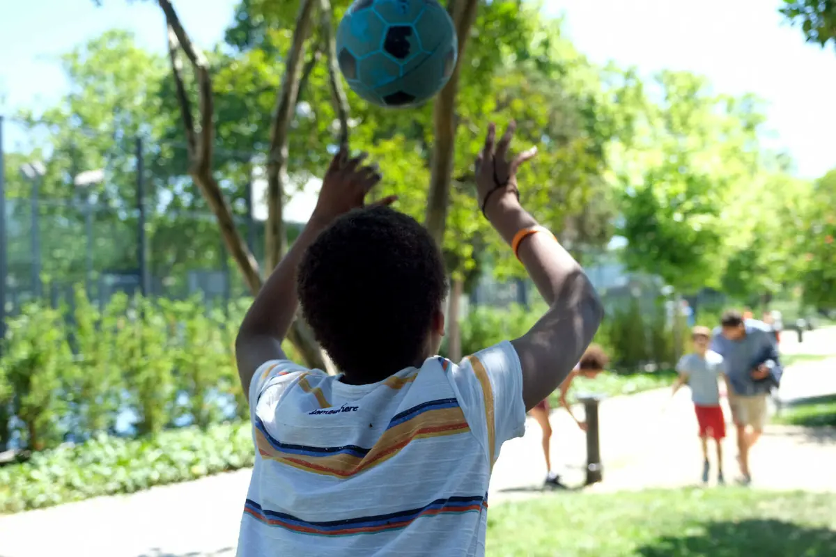 Imagem de contexto do artigo "Em nome do superior interesse da criança." Governo quer famílias de acolhimento elegíveis para candidatura a adoção