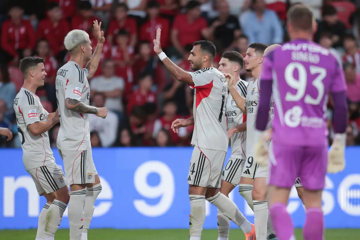 Imagem de contexto do artigo Mourinho entra a ganhar: Benfica vence AVS por 3-0. Veja os golos