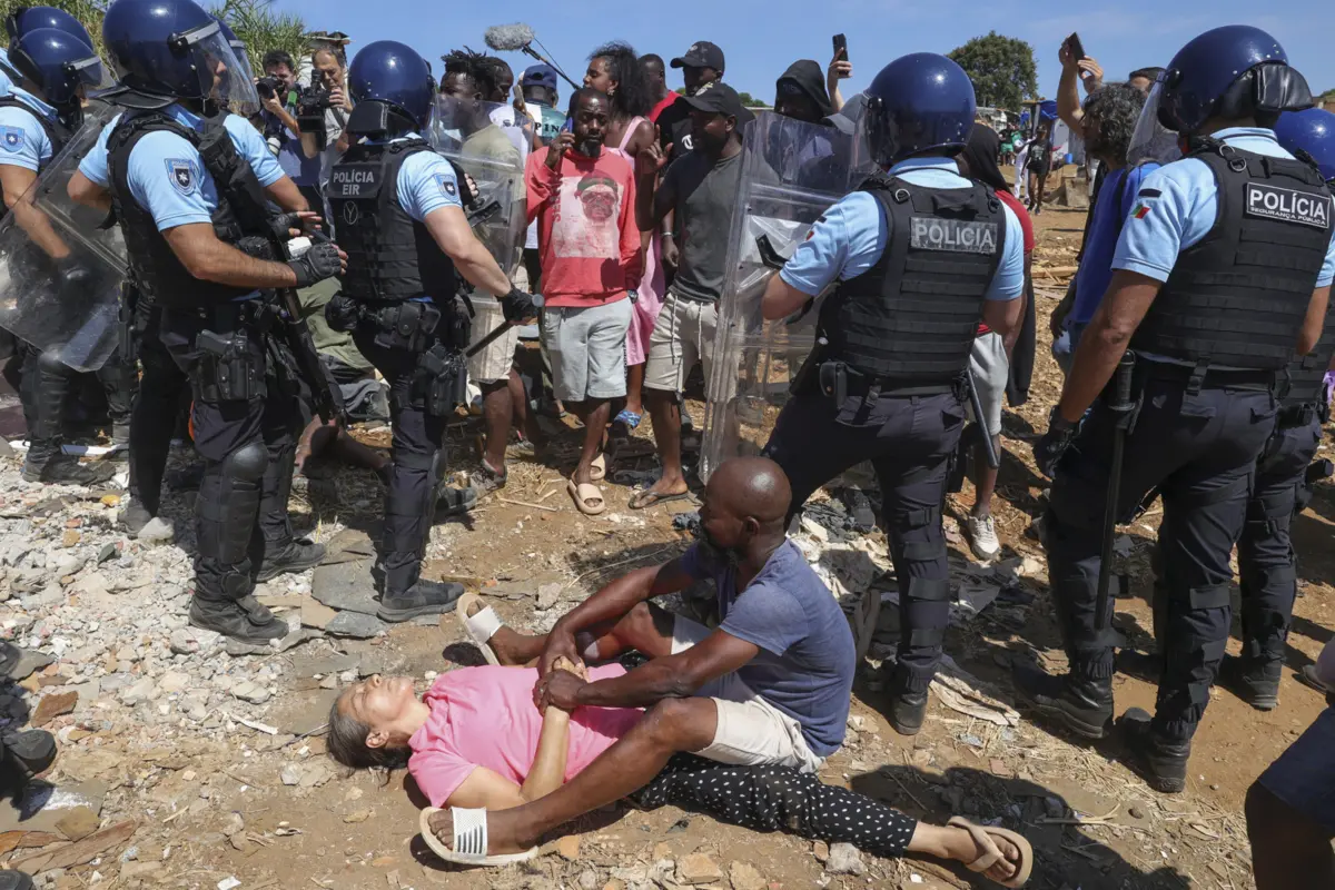 Em Loures, pelas 11h20, alguns moradores deitaram-se no chão à entrada do bairro, tentando impedir o avanço dos veículos mobilizados para as demolições