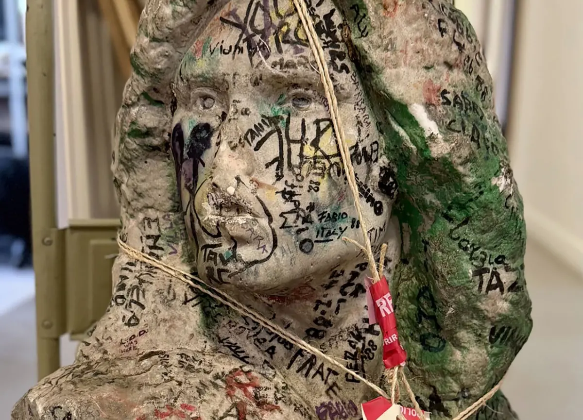 Imagem de contexto do artigo Encontrado busto de Jim Morrison roubado há 37 anos de famoso cemitério de Paris