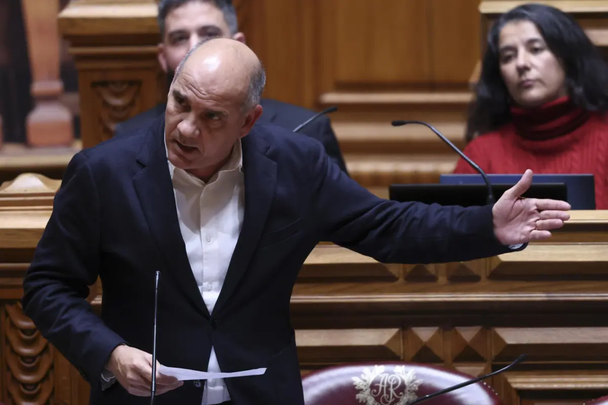 Imagem de contexto do artigo PCP sugere que Montenegro quer salvar "política desastrosa". Primeiro-ministro nega "natureza tática"