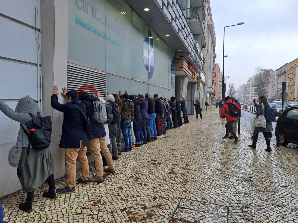 A encenação durou pouco mais de cinco minutos, debaixo de chuva