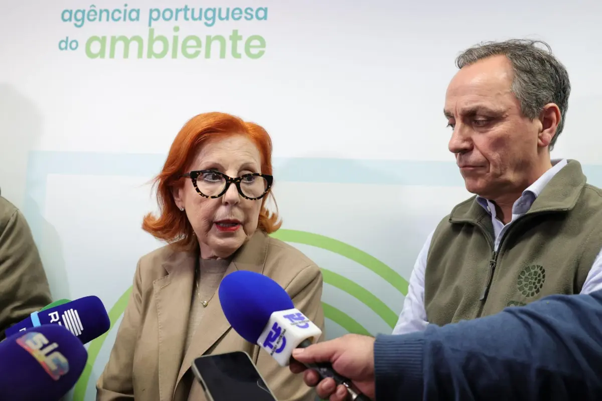 A ministra do Ambiente e Energia, Maria da Graça Carvalho, à esquerda