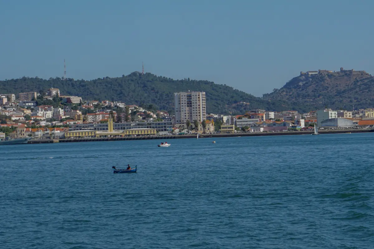 Imagem de contexto do artigo Retomadas buscas para encontrar os dois desaparecidos do naufrágio perto de Troia