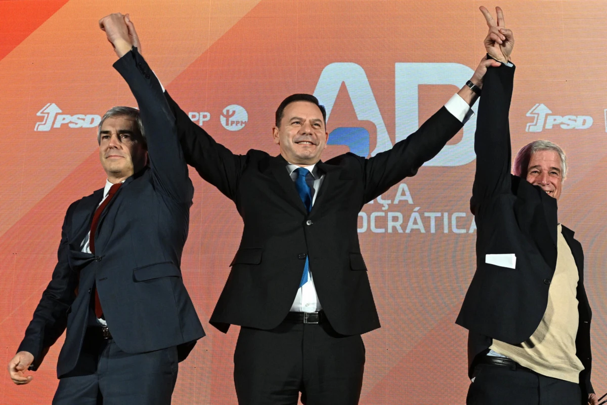 O líder do CDS, Nuno Melo, o presidente do PSD, Luís Montenegro, e pelo líder do PPM, Gonçalo Ribeiro Teles na assinatura do acordo da Aliança Democrática