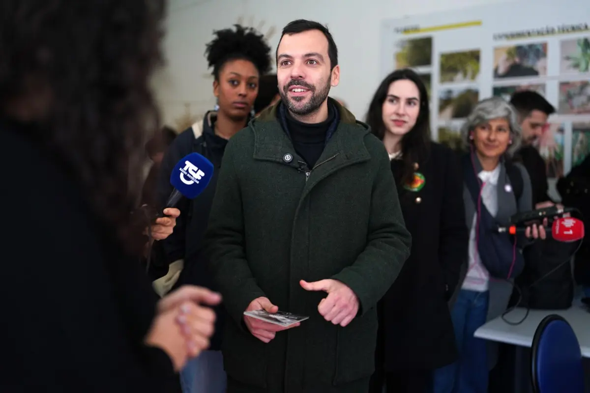 O candidato à Presidência da República, Jorge Pinto (2-E), durante a visita ao Grassa, Centro Social das Antas, numa ação de campanha para as eleições presidenciais de 18 de janeiro, em Esposende, 09 de janeiro de 2026. HUGO DELGADO/LUSA