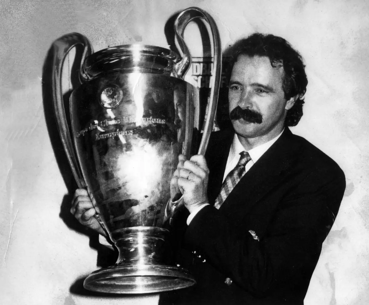 Artur Joorge com a taça de campeões europeus em 1987