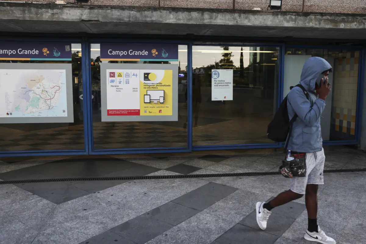 O Metropolitano de Lisboa opera diariamente com quatro linhas: Amarela (Rato-Odivelas), Verde (Telheiras-Cais do Sodré), Azul (Reboleira-Santa Apolónia) e Vermelha (Aeroporto-São Sebastião)