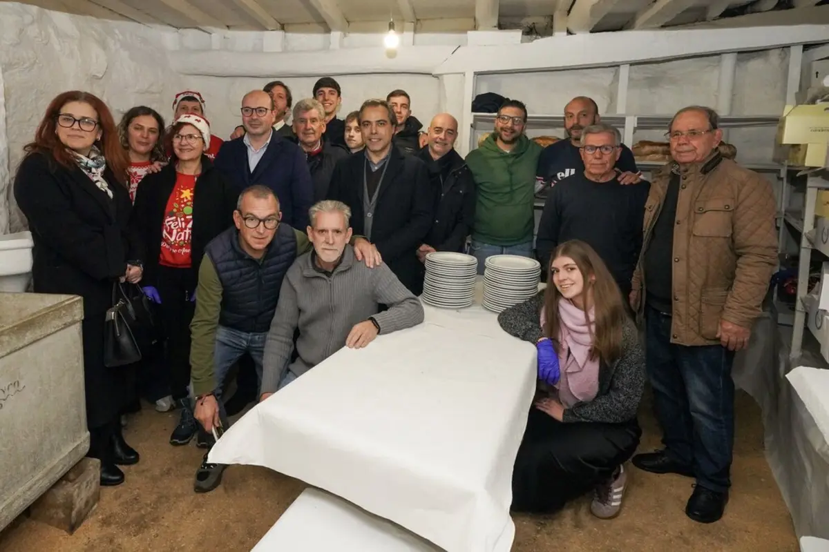 Imagem de contexto do artigo "Um grande orgulho para Guimarães." Irmandade condecorada por servir ceias de Natal há 710 anos