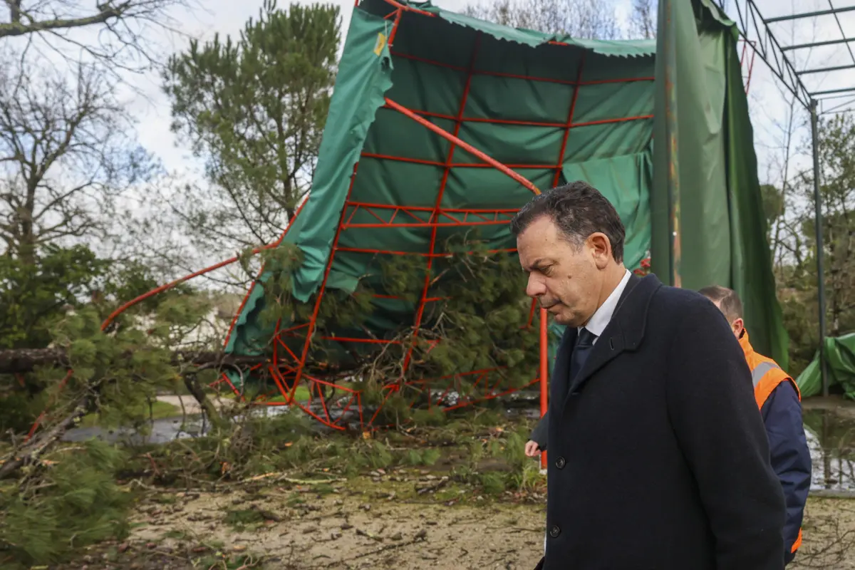 O primeiro-ministro, Luís Montenegro, visita as zonas afetadas pela passagem da depressão Kristin, em Leiria