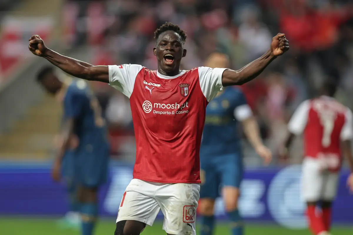 Imagem de contexto do artigo Roger Fernandes pode jogar por Portugal a partir de janeiro, mas decisão ainda não está tomada