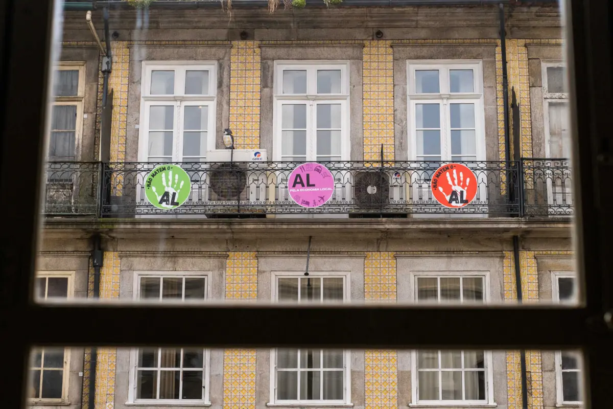 Imagem de contexto do artigo Seguro do alojamento local: ter é insuficiente, tem de o apresentar para evitar "limpeza" do Estado. Saiba o que fazer