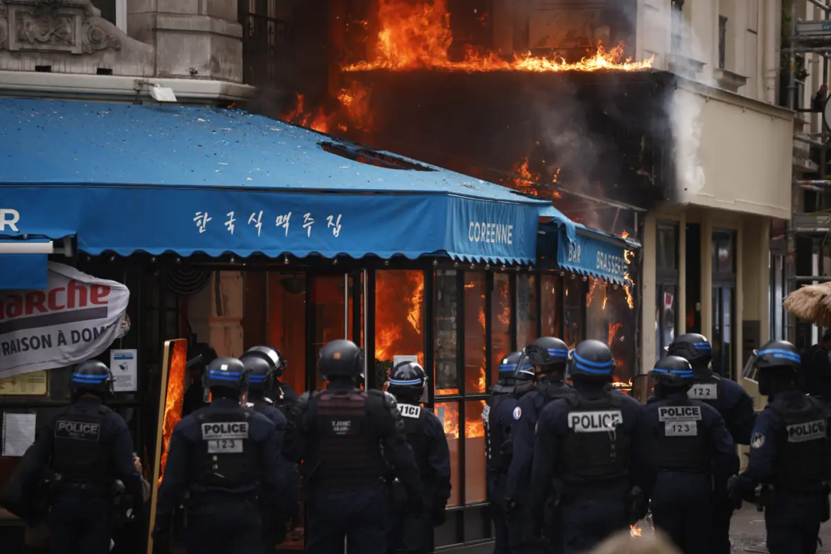 Imagem de contexto do artigo "Cansaço geral." Incêndio e confrontos em Paris durante mobilização 'Bloquear tudo'