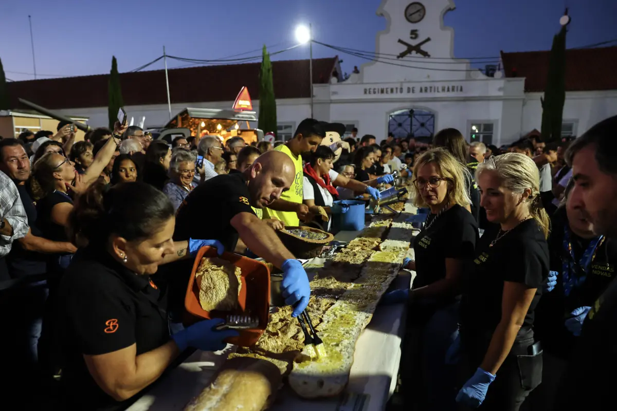 Imagem de contexto do artigo "Ansiosos para ir mais longe." Quase mil pessoas provaram a "maior bifana do mundo" em Vendas Novas