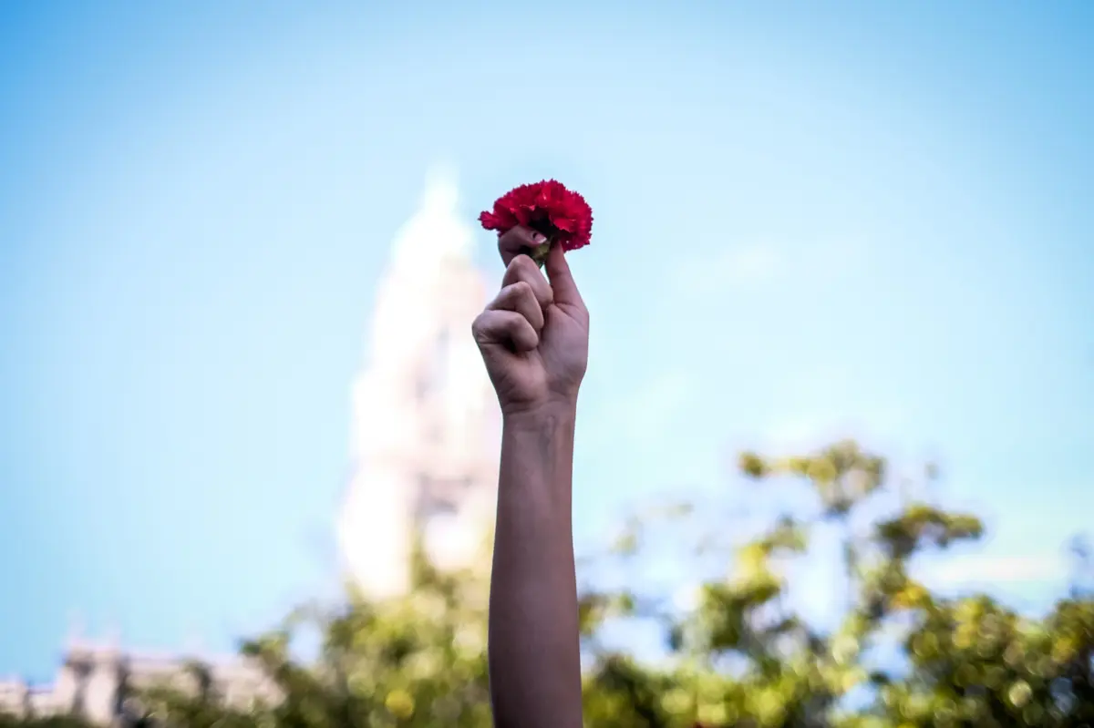 Imagem de contexto do artigo "Liberdade, Querida Liberdade." Mulheres vão pintar "objetivos ainda não alcançados" em mural