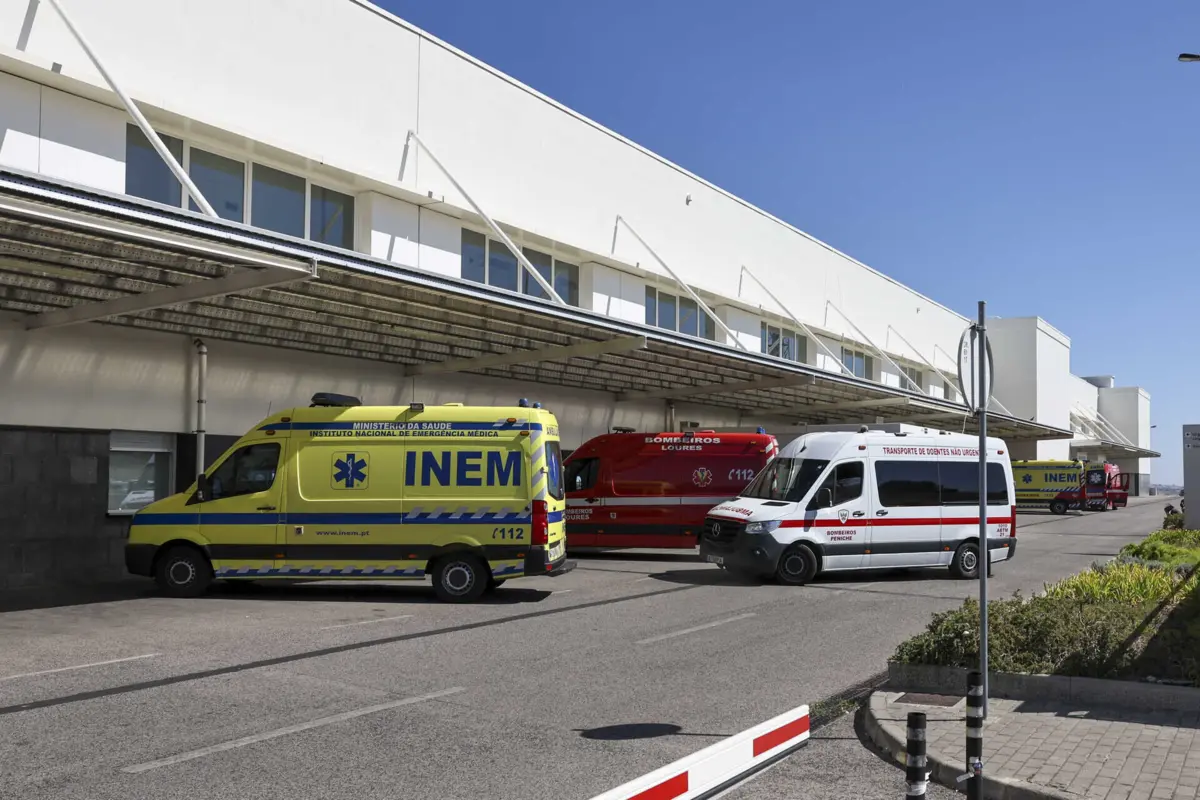 Imagem de contexto do artigo INEM transfere 9,7 milhões de euros para bombeiros, mas liga quer garantias do pagamento da dívida ainda em falta