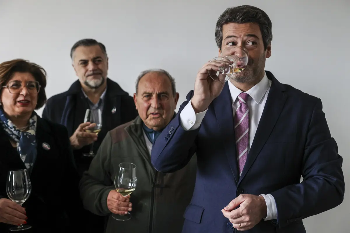 Imagem de contexto do artigo Na adega onde moderação "não é boa palavra", Ventura critica silêncio de Marcelo sobre acordo do Mercosul