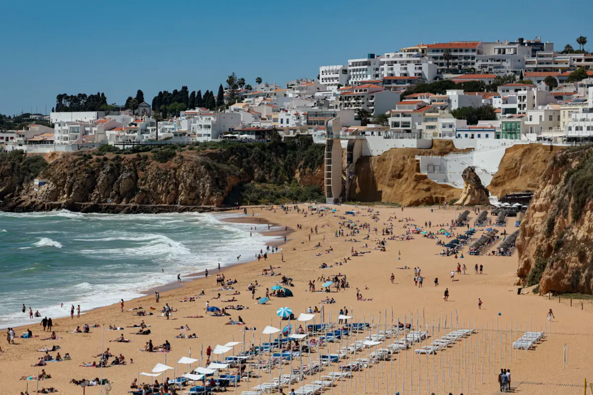 Imagem de contexto do artigo Nadadores-salvadores fazem "omeletes sem ovos": fim da manifestação de interesses para imigrantes põe em risco vigilância das praias
