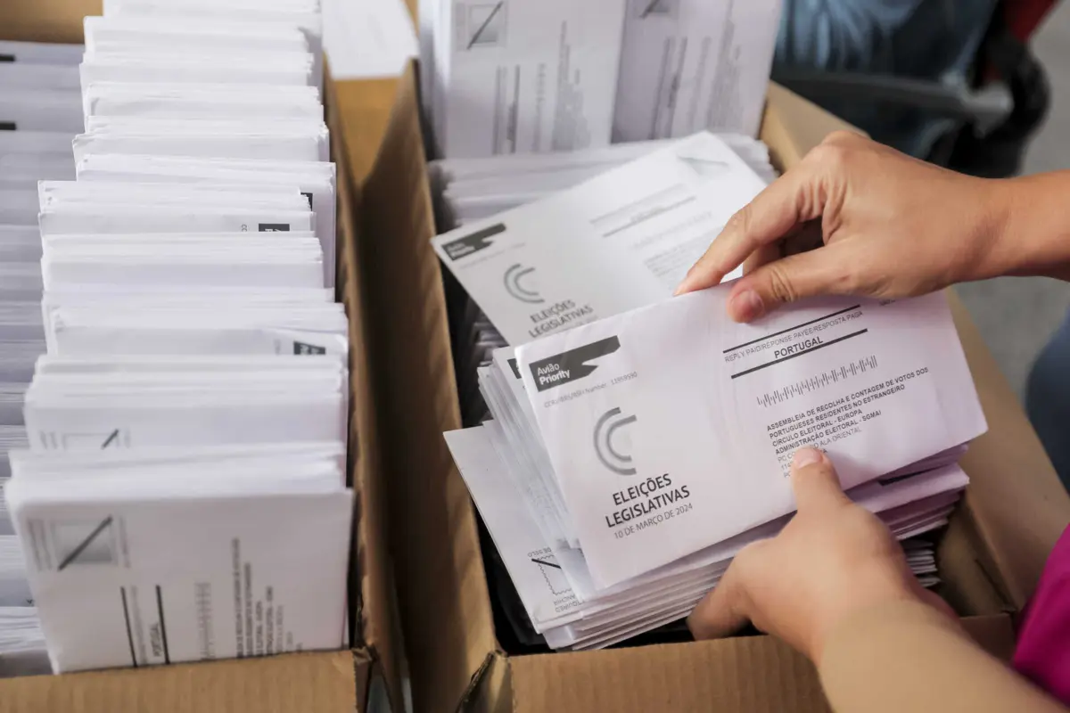 Imagem de contexto do artigo Mais de 40 mil votos dos emigrantes por contar. CNE espera "ao fim do dia" ter apurado resultados provisórios