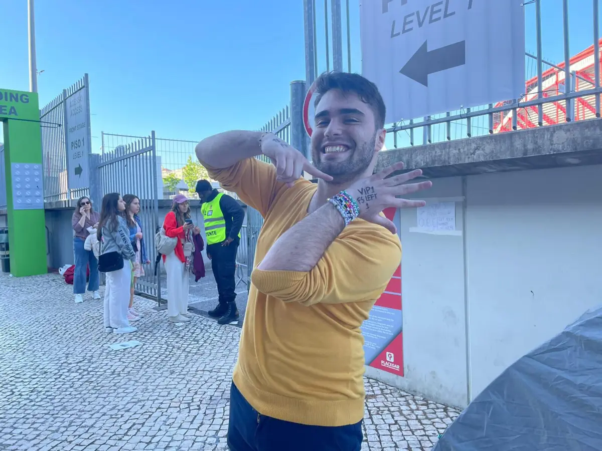Os fãs de Taylor Swift à porta do Estádio da Luz