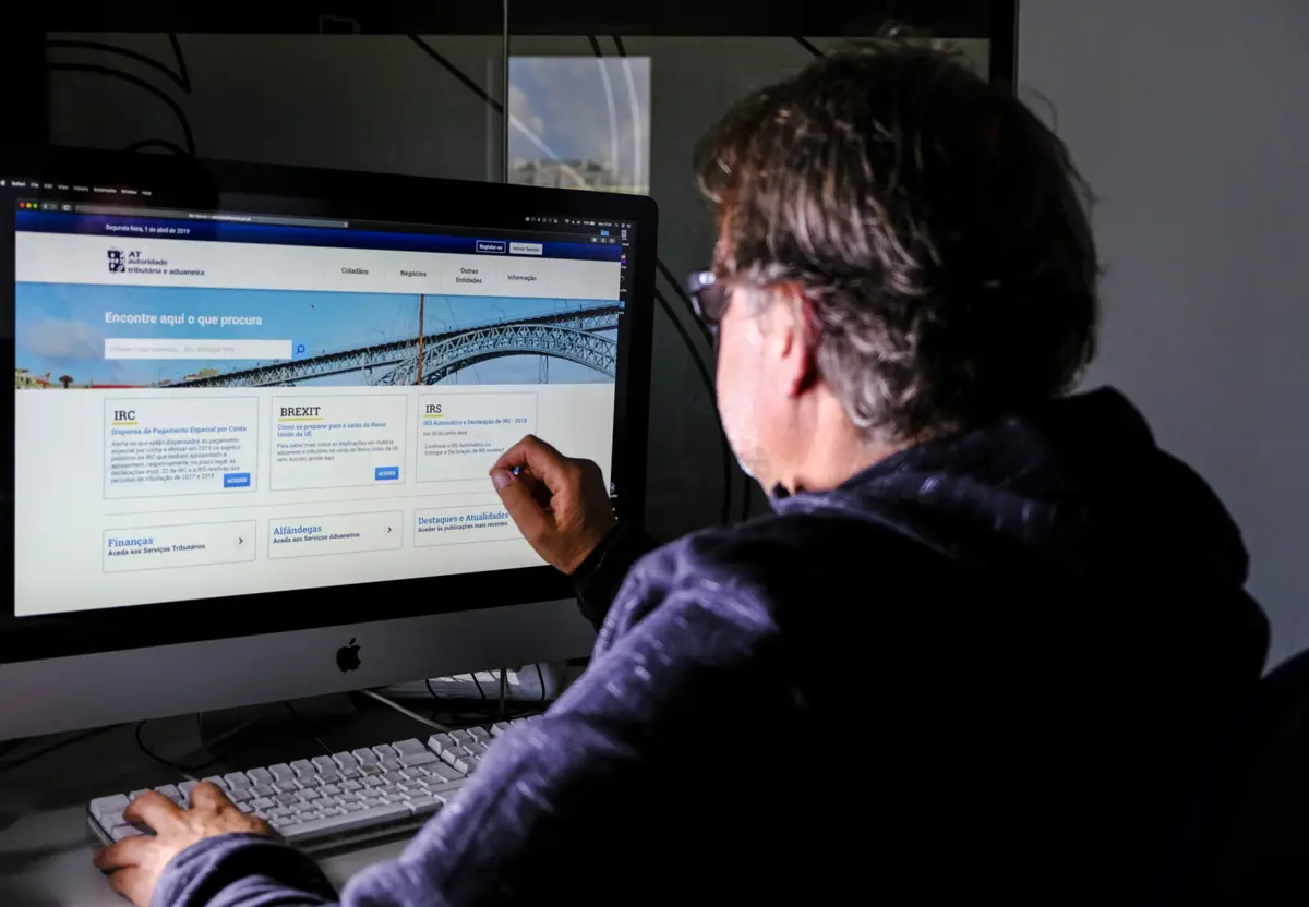 Imagem de contexto do artigo "Mensagens devem ser ignoradas." Fisco alerta para e-mails "falsos" com recurso à imagem da AT
