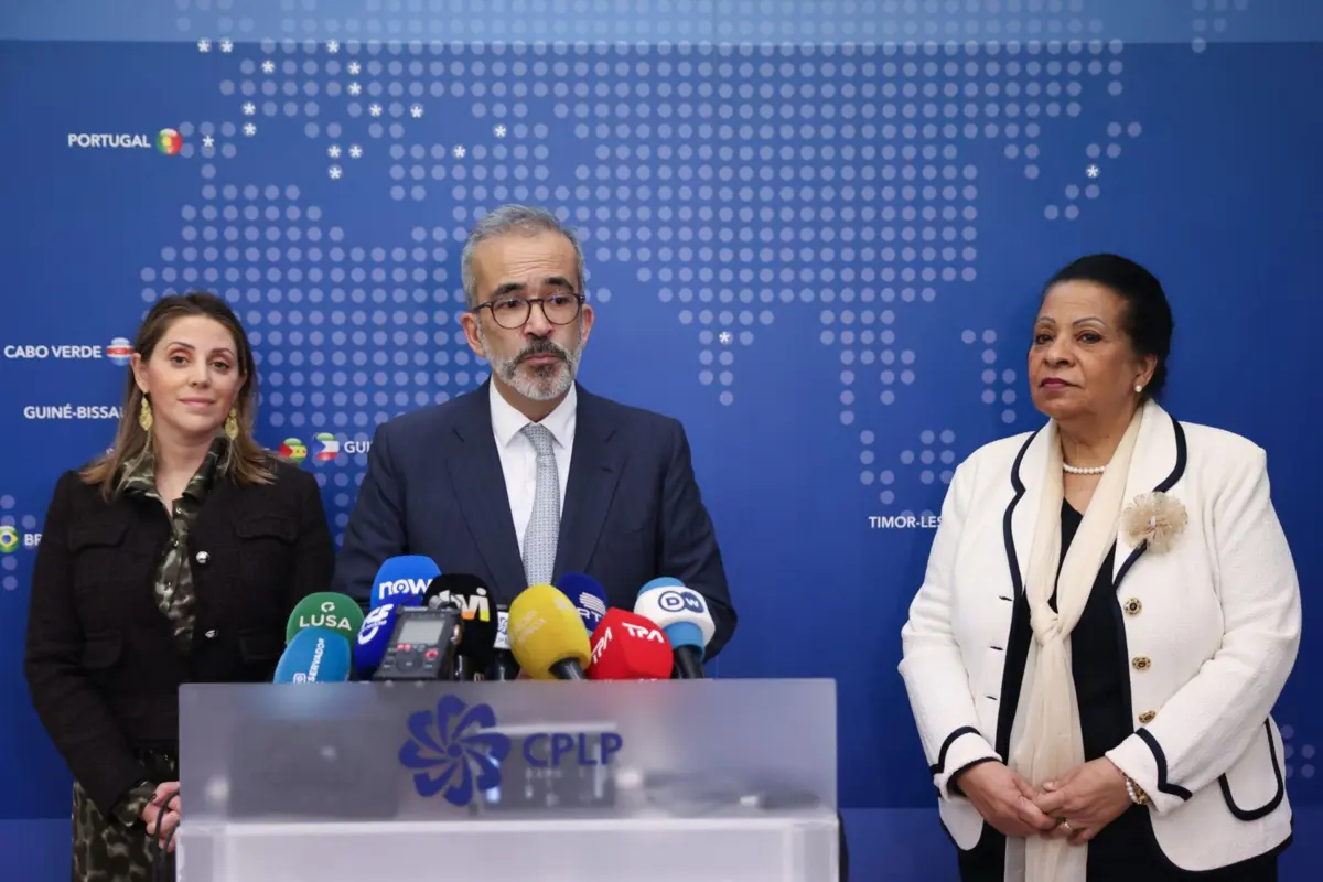 O ministro de Estado e dos Negócios Estrangeiros, Paulo Rangel, ao centro