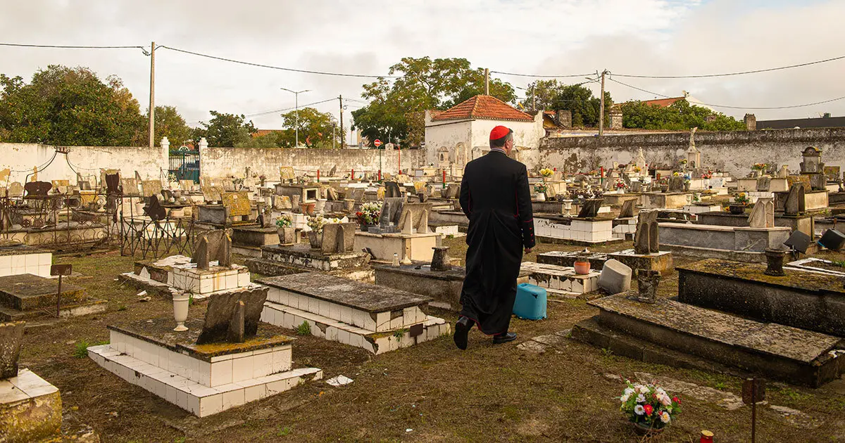 Imagem de contexto do artigo Cemitério de Alhos Vedros profanado: "Corpos desrespeitados, caixões partidos e capelas arrombadas"