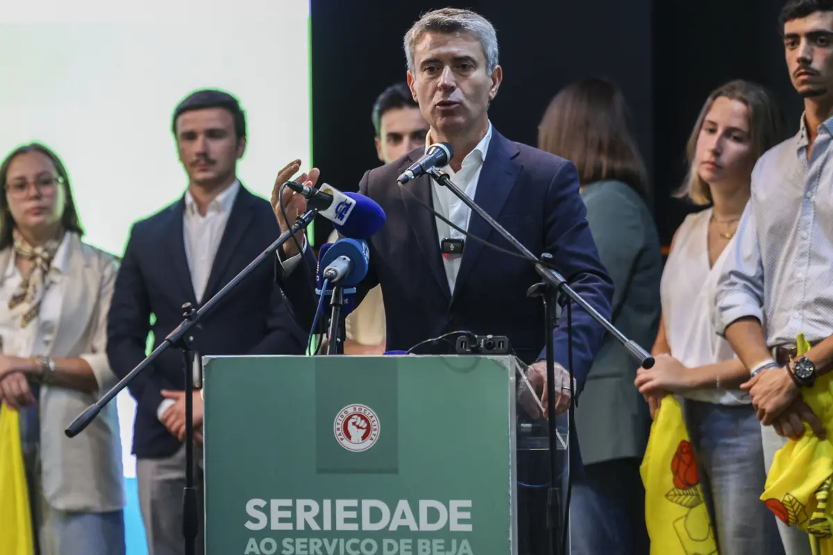 Imagem de contexto do artigo Carneiro avisa que democracia "não está para brincadeiras" e garante lutar para que aeroporto de Beja seja "âncora de desenvolvimento"