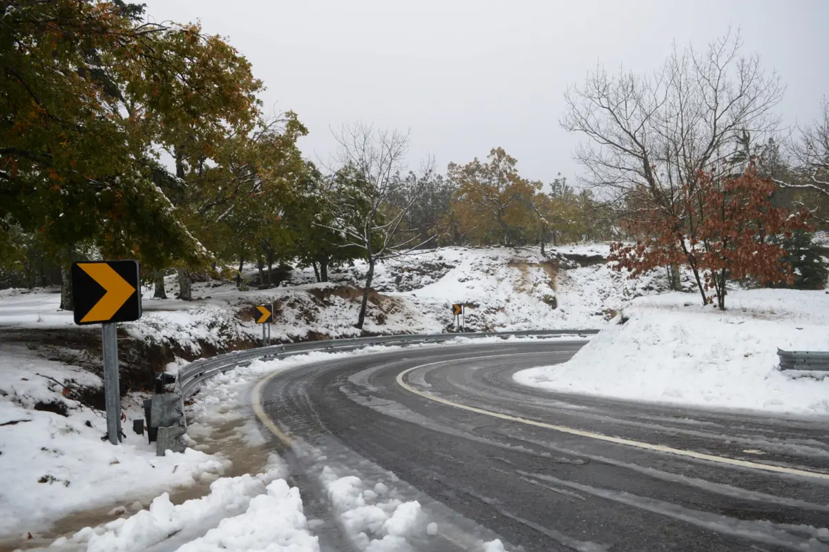 As estradas do maciço central da serra da Estrela estão hoje encerradas ao trânsito devido à queda de neve