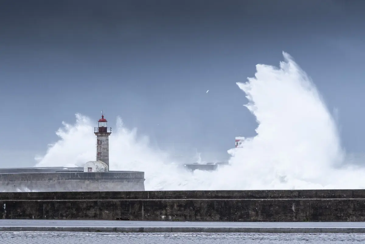 Imagem de contexto do artigo IPMA eleva para vermelho aviso de agitação marítima em sete distritos. Ondas podem atingir 14 metros