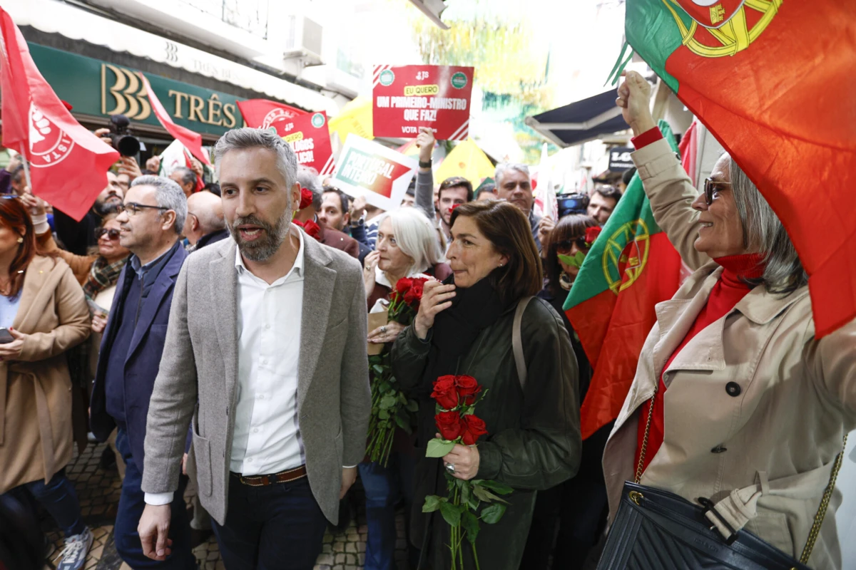 Imagem de contexto do artigo Pedro Nuno Santos encontra jovem apoiante que esteve com Costa em 2022 (e vê vitória “cada vez mais perto”)