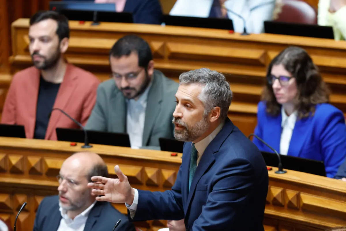 Imagem de contexto do artigo Pedro Nuno desafia Montenegro a repensar com PS a estratégia para IRC