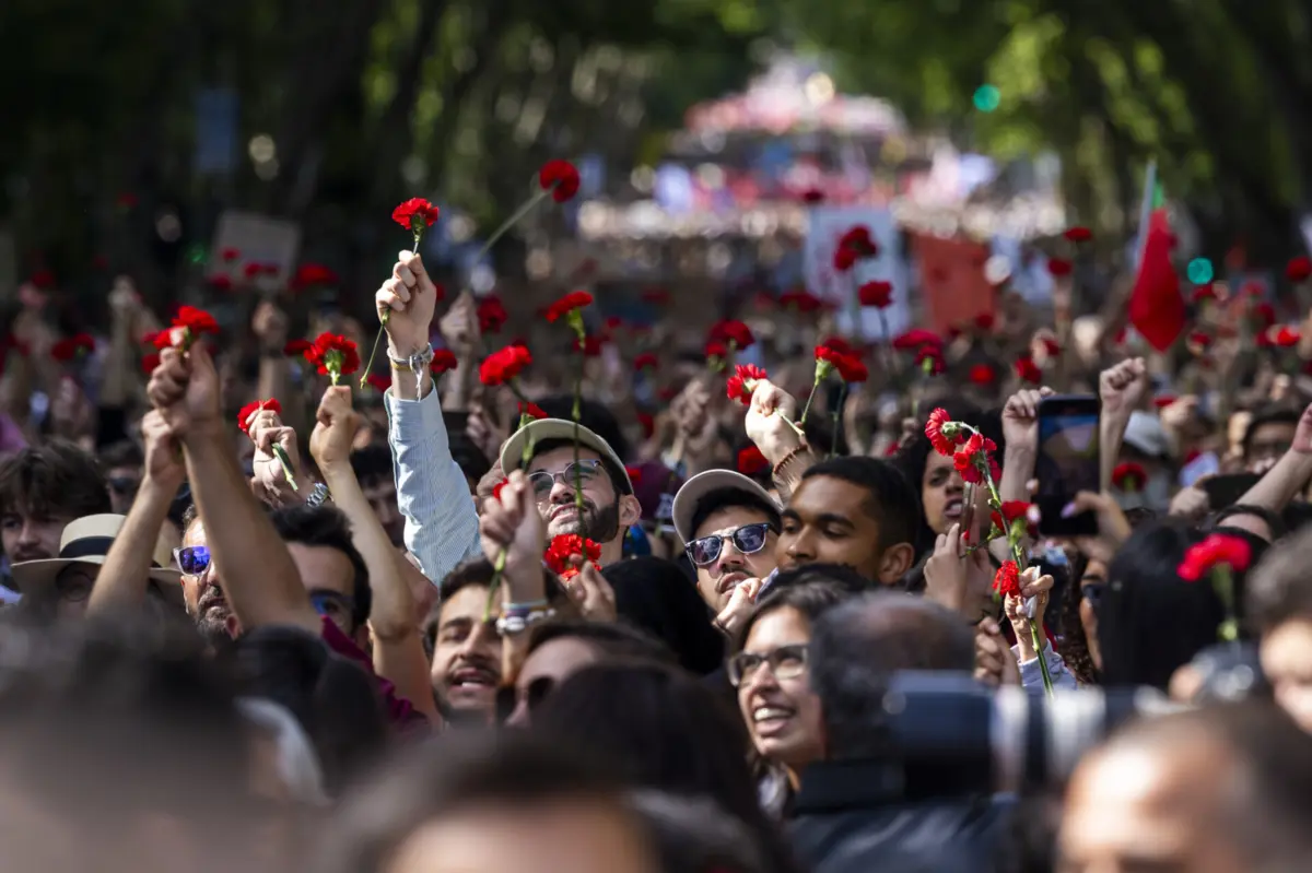 Imagem de contexto do artigo A Revolução que o povo não deixa murchar: milhares de cravo em punho na Avenida da Liberdade