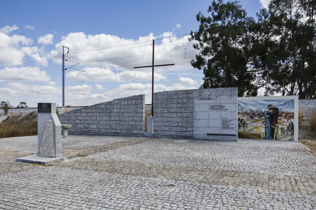 No memorial às vítimas, no local do acidente de há 40 anos, este domingo, será inaugurada uma pequena capela com a imagem de Nossa Senhora dos Emigrantes