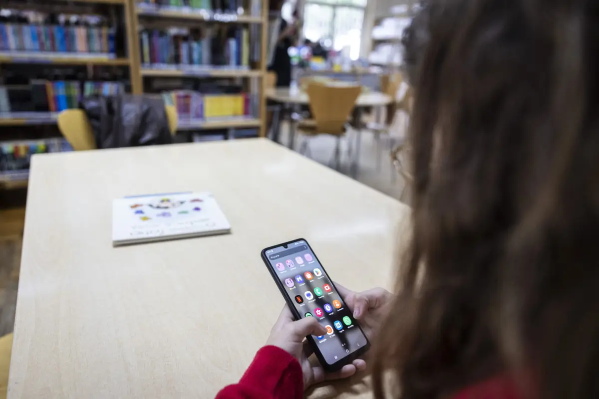 Imagem de contexto do artigo “Adolescência”: série leva governo britânico a fazer análise profunda sobre telemóveis nas escolas