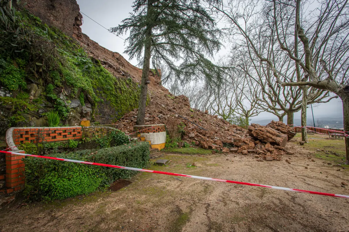 Imagem de contexto do artigo Abrantes enfrenta "chuva permanente": "derrocada em passeio pedonal", queda de muralha de castelo e "estradas intransitáveis"