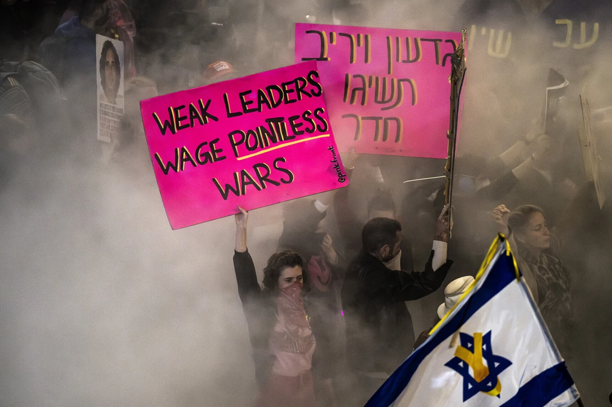 Tel Aviv, 11 de janeiro de 2025: protestos nas ruas de Tel Aviv exigem um cessar-fogo e a demissão do primeiro-ministro israeita, Benjamin Netanyahu