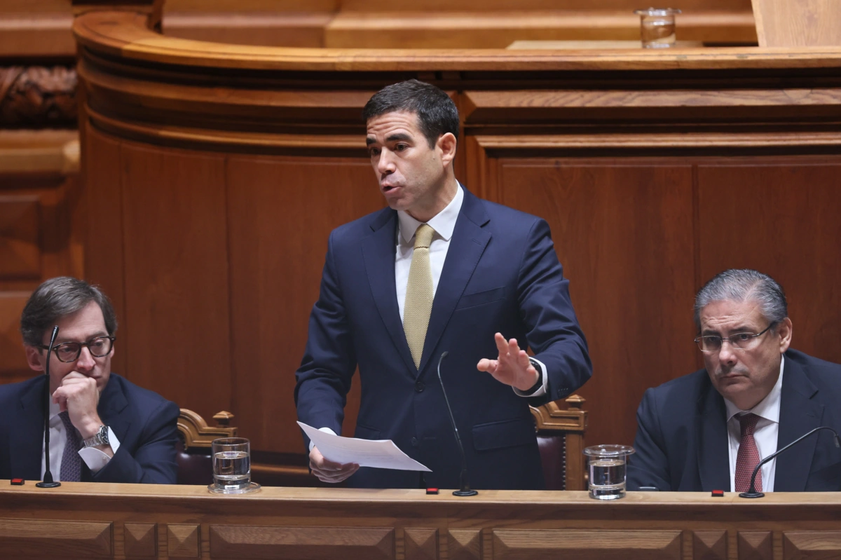 Imagem de contexto do artigo Governo fala em proposta "irrecusável". Maioria de direita aprova nova lei de estrangeiros