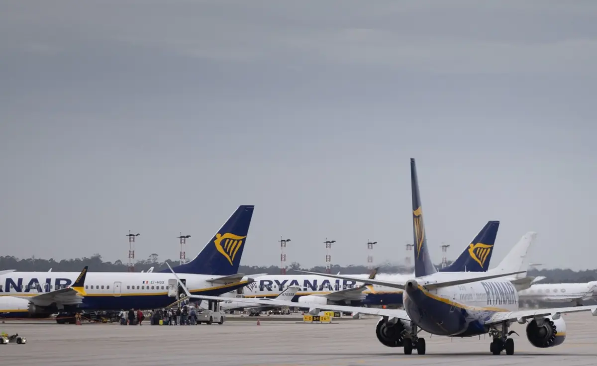 Imagem de contexto do artigo Ryanair reage à ANAC sobre bilhetes físicos: "Vamos ajudar no aeroporto e o bilhete em papel será gratuito"