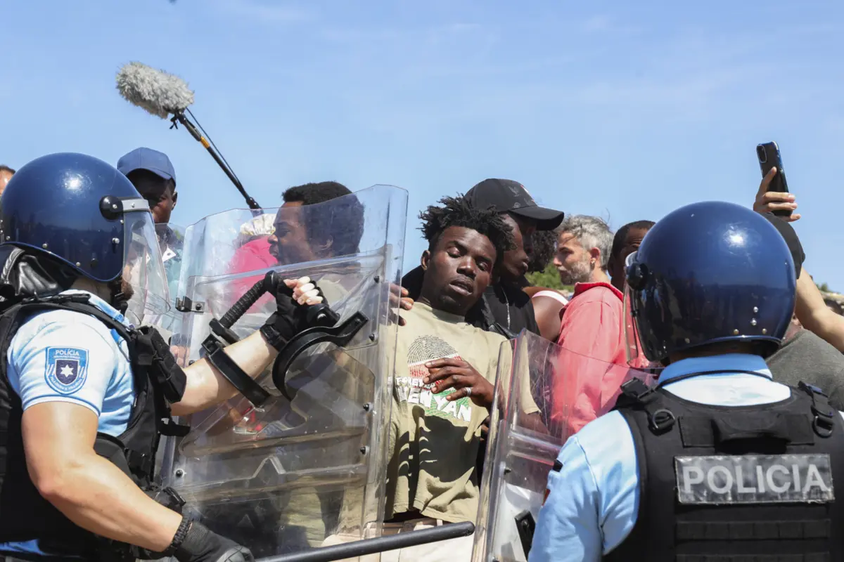 Imagem de contexto do artigo PSP rejeita "uso substantivo da força" para dispersar habitantes de bairro demolido em Loures