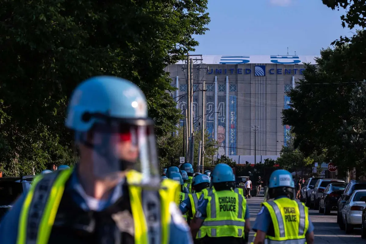 Imagem de contexto do artigo Vestidos de preto e com cara tapada. Manifestantes furam segurança perto da Convenção Nacional Democrata em Chicago