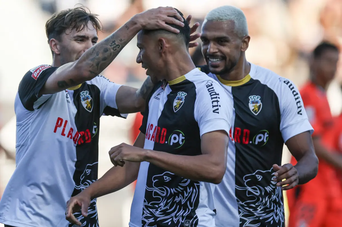 O jogador do Farense Falcão (centro) festeja o golo contra o Vitória de Guimarães