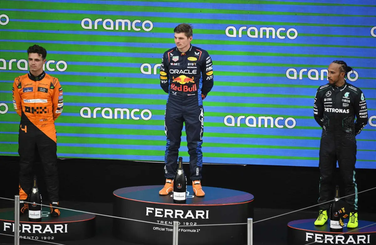 O piloto neerlandês Max Verstappen ficou em primeiro lugar