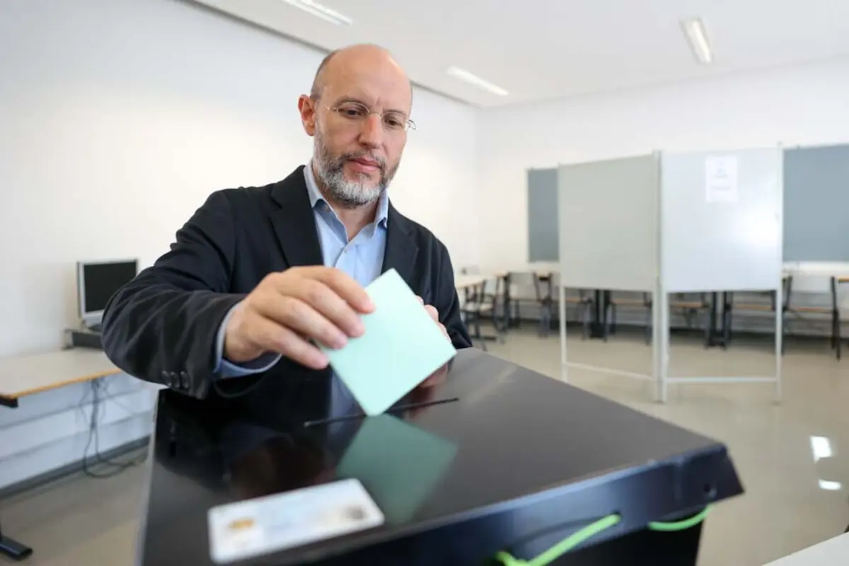 Imagem de contexto do artigo "Problemas de todos os dias resolvem-se nestas eleições." Rui Tavares diz que "ninguém se deve demitir" de participar