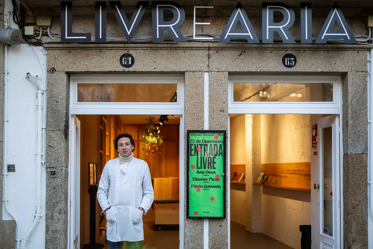 Manuel Pimenta à porta da Livreria