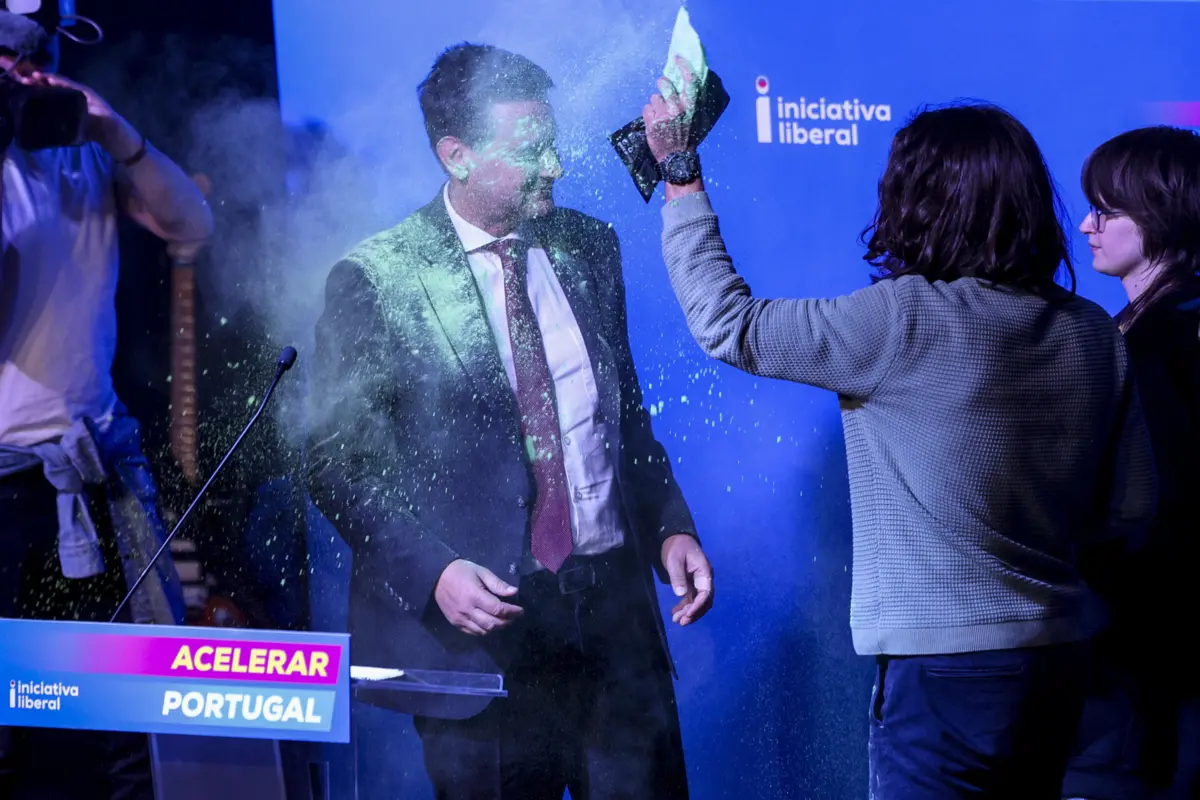 Imagem de contexto do artigo Rui Rocha atingido com pó de tinta verde durante ação de campanha em Lisboa. IL vai apresentar queixa contra ativistas