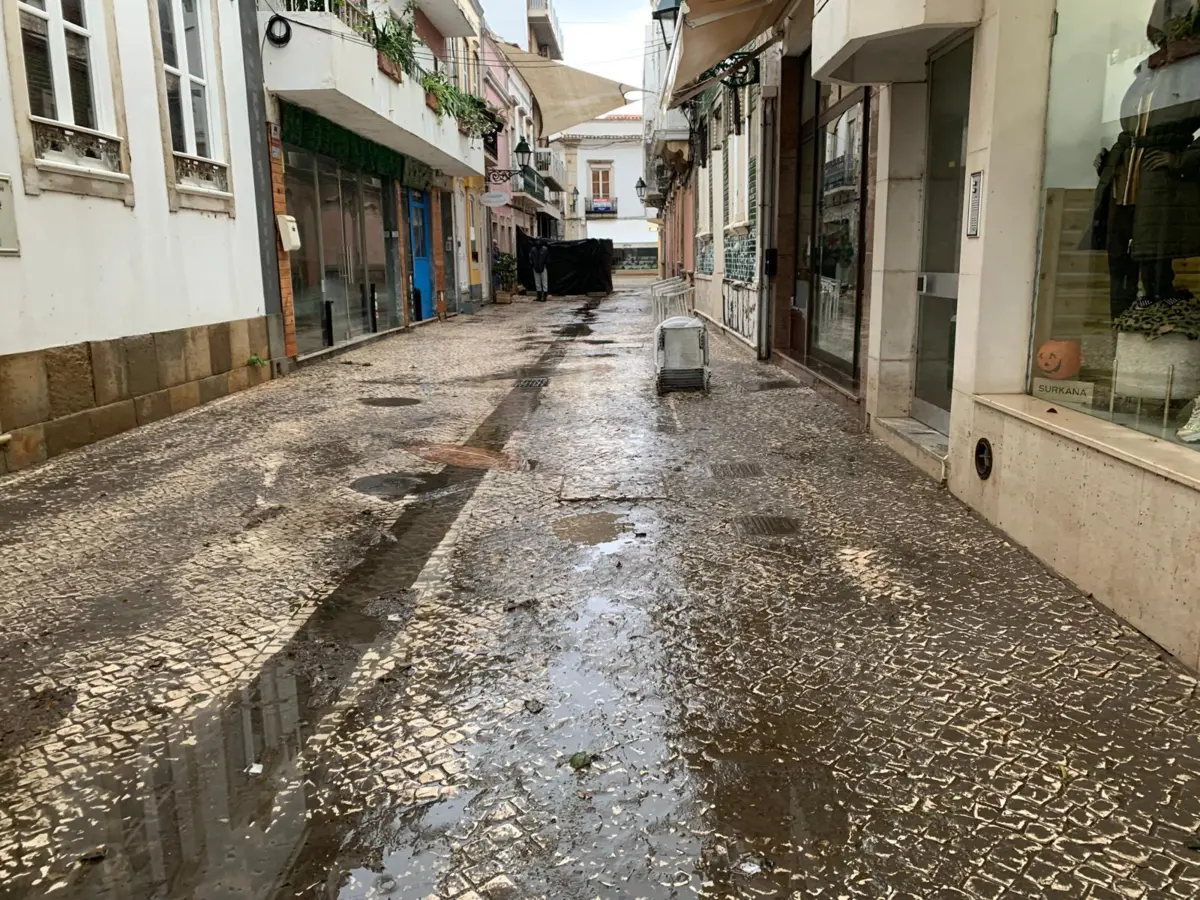 Imagem de contexto do artigo Algarve sob aviso vermelho devido à chuva forte, Faro e Tavira com várias ruas inundadas