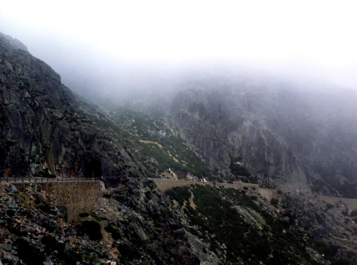 Imagem de contexto do artigo Nevoeiro persistente. Aviso laranja prolongado até quarta-feira em quatro distritos