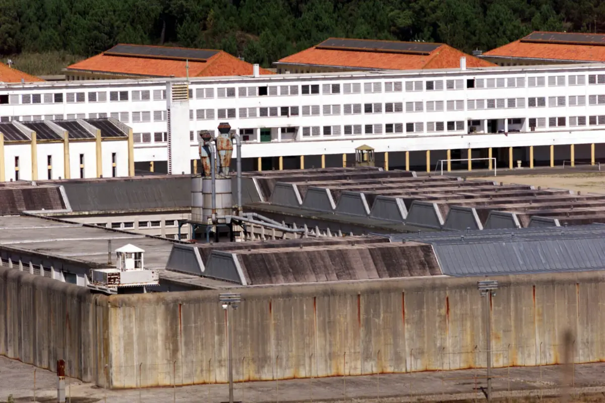 Imagem de contexto do artigo "Segurança da população em causa." Cinco reclusos "extremamente perigosos" fogem da prisão de Vale de Judeus